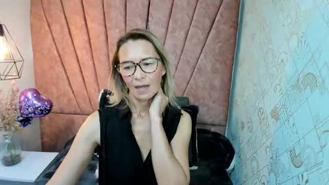 ISSA MILF online show from November 6, 2:53 pm