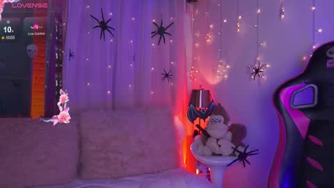 ISSA  online show from October 16, 11:47 pm