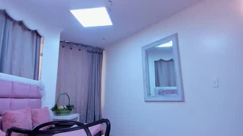 issadorajames online show from December 15, 7:32 pm