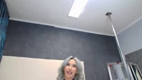 IssaSmyth online show from May 14, 10:57 am