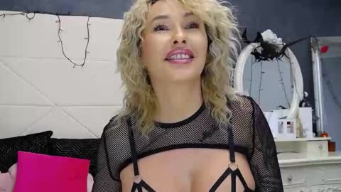 IssaSmyth online show from November 15, 8:27 am