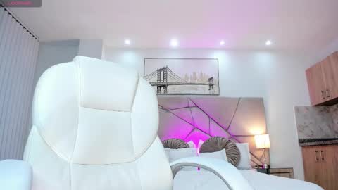 issi_loren online show from February 8, 10:13 pm