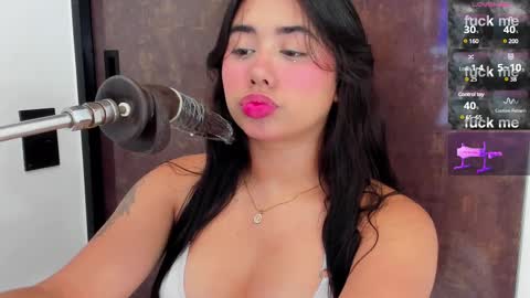 Issie online show from March 12, 8:09 pm