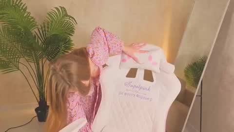 itsbellabonna online show from October 18, 4:49 am