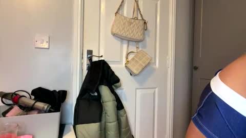 Lola online show from April 10, 6:01 pm