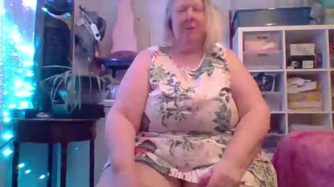ivyjane3522 online show from June 7, 1:22 am