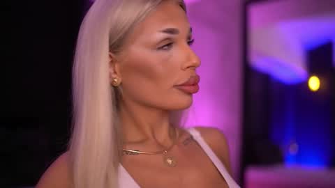 IvyRowa online show from November 19, 7:12 pm