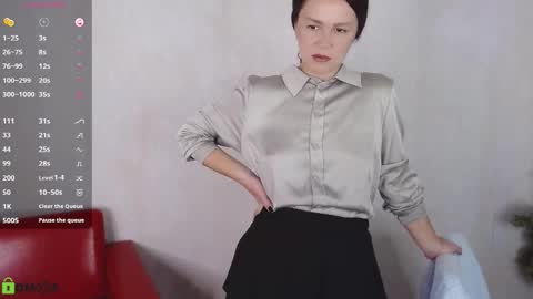 Queen of nylon  Victoria online show from December 4, 5:18 am