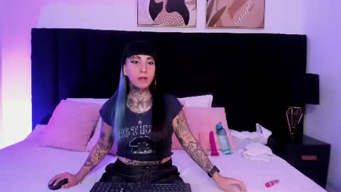 Izzy moon online show from June 14, 11:01 am