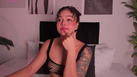 Snapshot of izzy_vega chatting on October 22, 12:25 am Izzy vega online show from October 22, 12:25 am