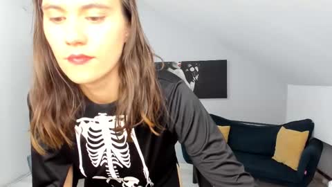 Izzy online show from October 30, 2:23 am