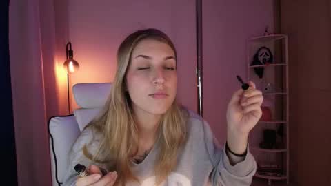 Linda Sofia help me get to 100 thumbs up online show from December 17, 4:41 am