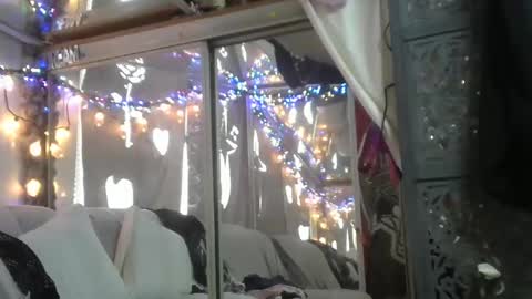 Jamie Rose Queenschild ever... online show from February 4, 6:27 pm