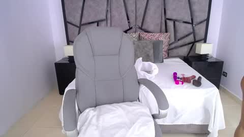 jeinnovemontenegr0 online show from November 24, 12:04 pm