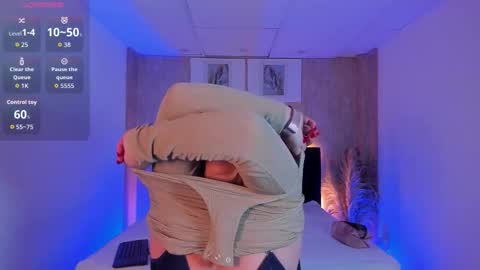 Jessi online show from October 20, 4:01 pm