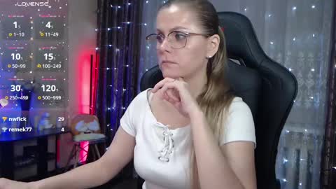 Snapshot of jessiemays chatting on March 1, 10:10 pm Jess online show from March 1, 10:10 pm