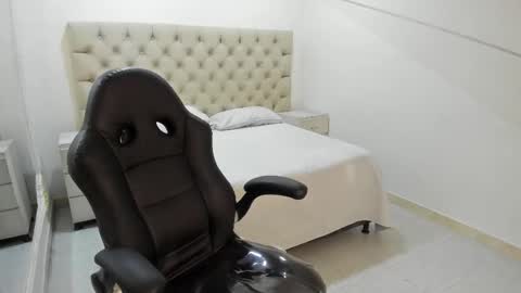 jhoanleandro online show from November 14, 5:09 am