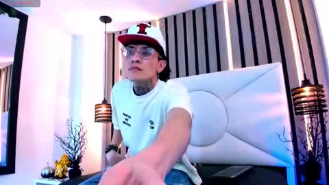 johnsonisaac94  online show from January 18, 6:00 am