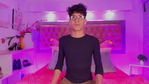 Jonas  online show from October 6, 12:56 pm