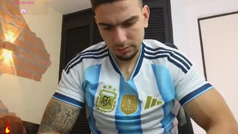 josh_miller01 online show from June 27, 1:39 pm