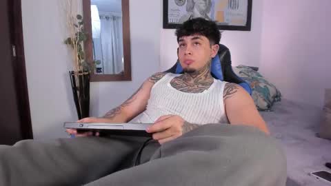 juan_alvarez18 online show from November 9, 4:16 am