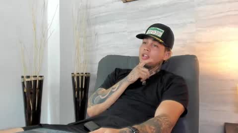 juan_alvarez18 online show from February 19, 3:50 am