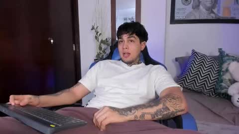 juan_alvarez18 online show from November 19, 12:10 am