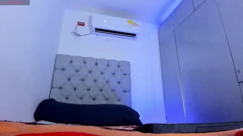 independent model online show from October 20, 4:39 am