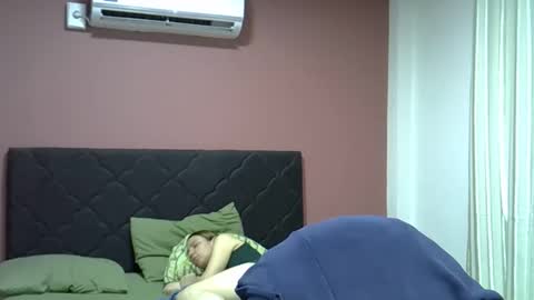 juandilauri online show from May 2, 2:06 am