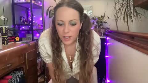 juicy_jussy online show from April 14, 8:45 pm