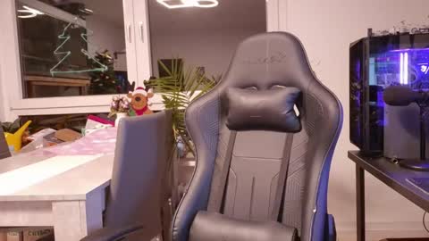 julia_official online show from January 11, 7:31 pm