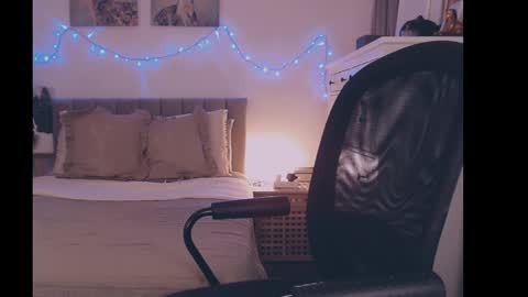 julialiones online show from February 3, 5:46 pm