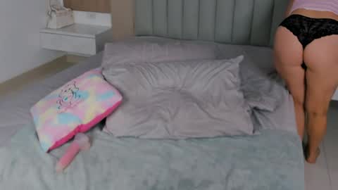 juliamillss online show from April 12, 11:09 pm