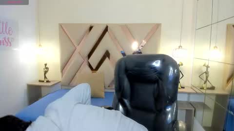 julian_smith21 online show from February 24, 12:19 pm