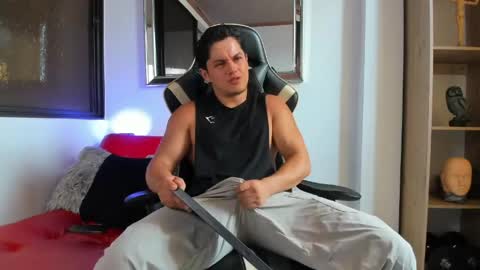 julian_wallace online show from April 14, 5:49 pm