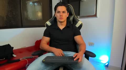 julian_wallace online show from January 31, 7:11 pm