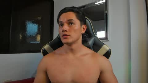 julian_wallace online show from May 7, 10:49 pm