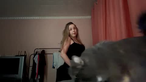 Mia online show from December 19, 10:05 pm