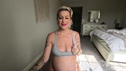 Julie online show from December 6, 5:06 pm