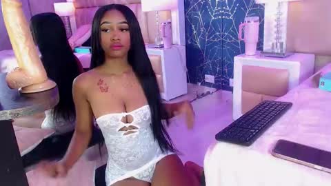 julitpink online show from November 11, 11:45 am