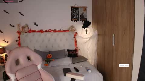 jullianapriv_ online show from October 16, 3:00 pm