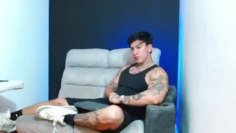 justinfuller_31 online show from June 10, 11:58 pm