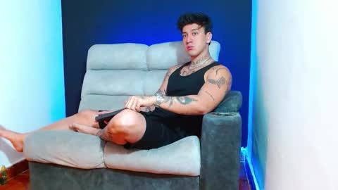 justinfuller_31 online show from January 14, 4:04 pm