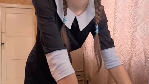 Mari  Simmons online show from October 27, 6:35 am