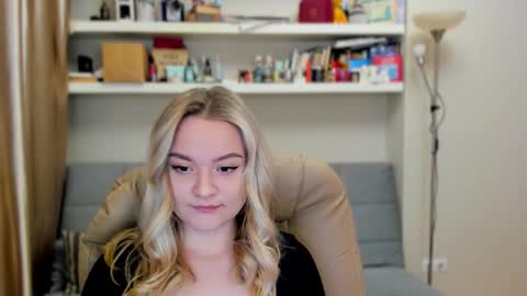 Snapshot of kara_smith_ chatting on October 22, 10:55 pm Kara. Off from 15th till 24th of December online show from October 22, 10:55 pm