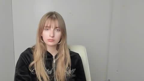 Snapshot of karla_flower chatting on October 2, 1:43 pm Karla online show from October 2, 1:43 pm