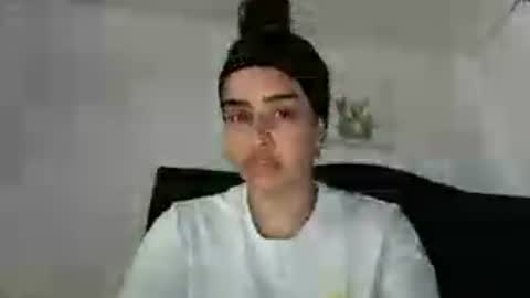 Independent model online show from July 5, 9:11 pm