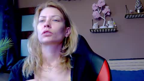 karoline121 online show from December 15, 6:53 am