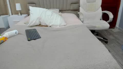 kataleya_zuluaga online show from February 24, 8:17 am