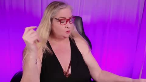 Kat D Sinclair online show from February 8, 3:30 am